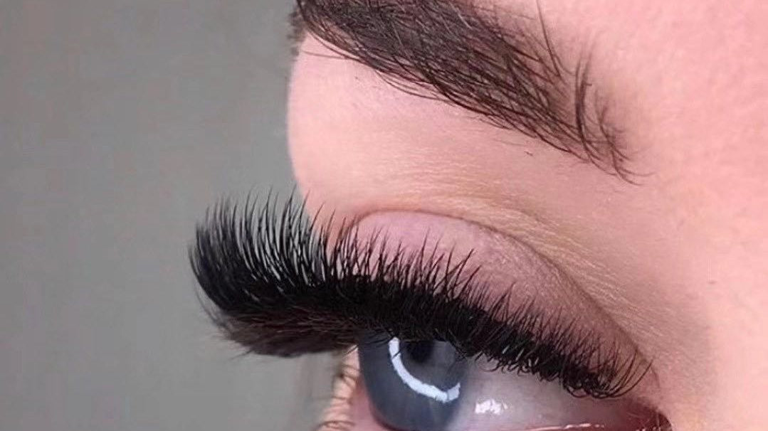 False Eyelashes vs. Lashes Extensions: Unveiling the Beauty Battle - MissMeCoLashes