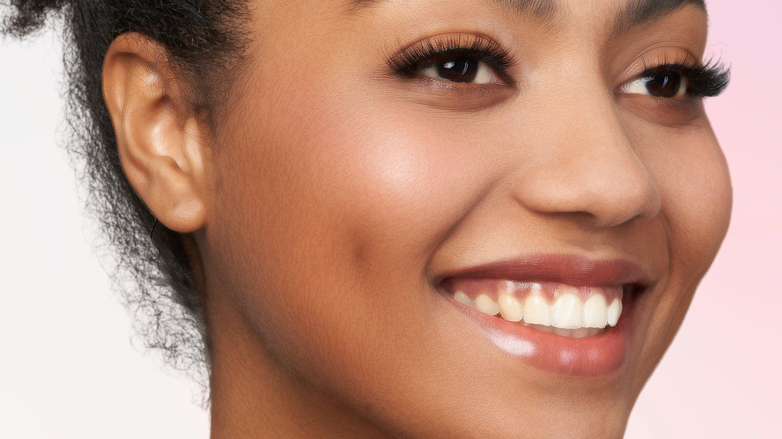How to Put on Fake Eyelashes in 6 Easy Steps - MissMeCoLashes