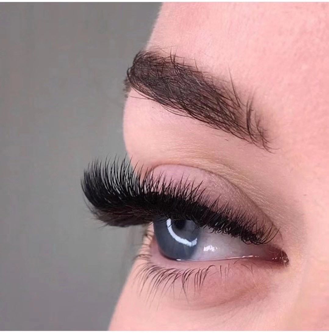 False Eyelashes vs. Lashes Extensions: Unveiling the Beauty Battle - MissMeCoLashes