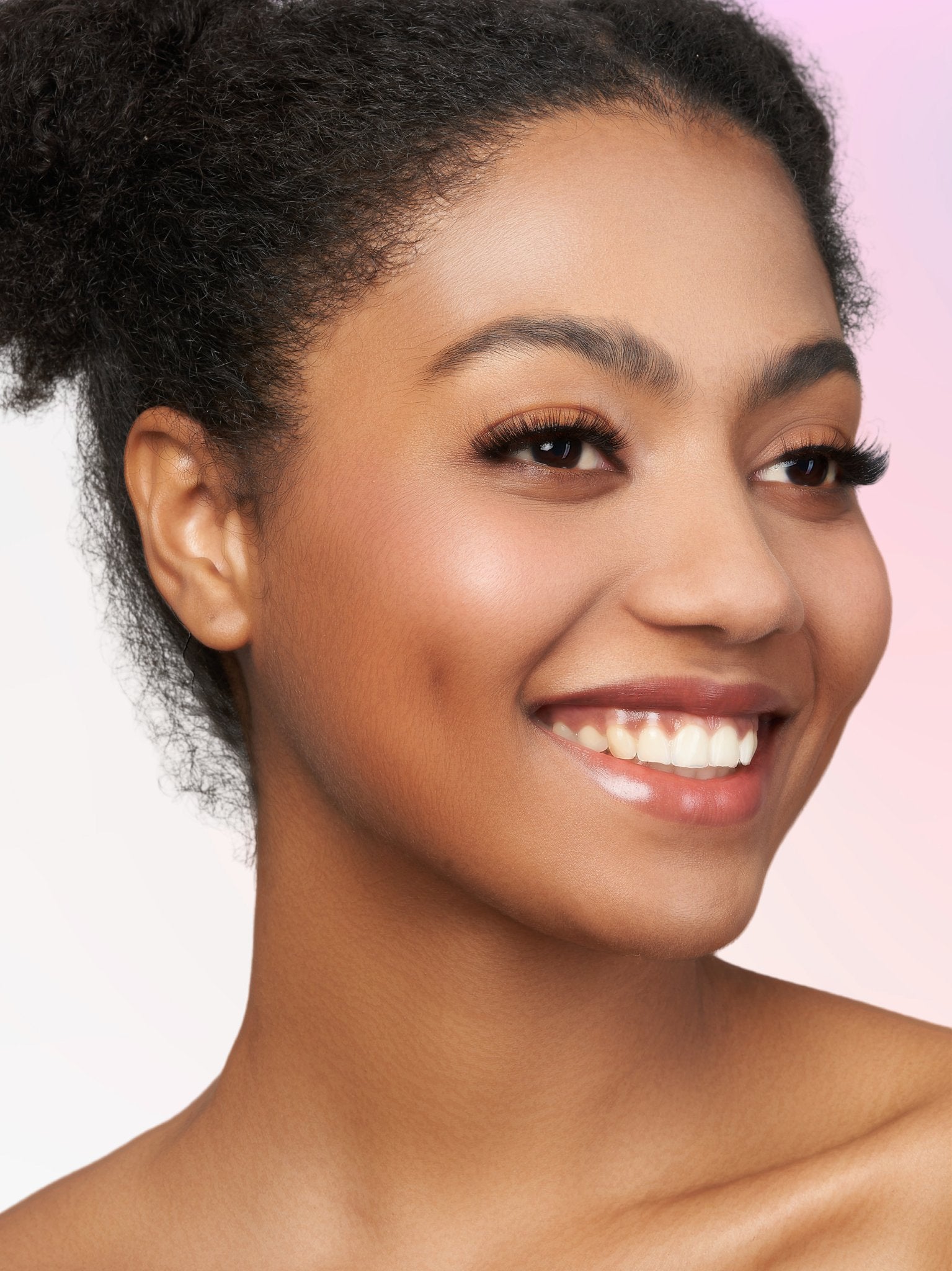 How to Put on Fake Eyelashes in 6 Easy Steps - MissMeCoLashes