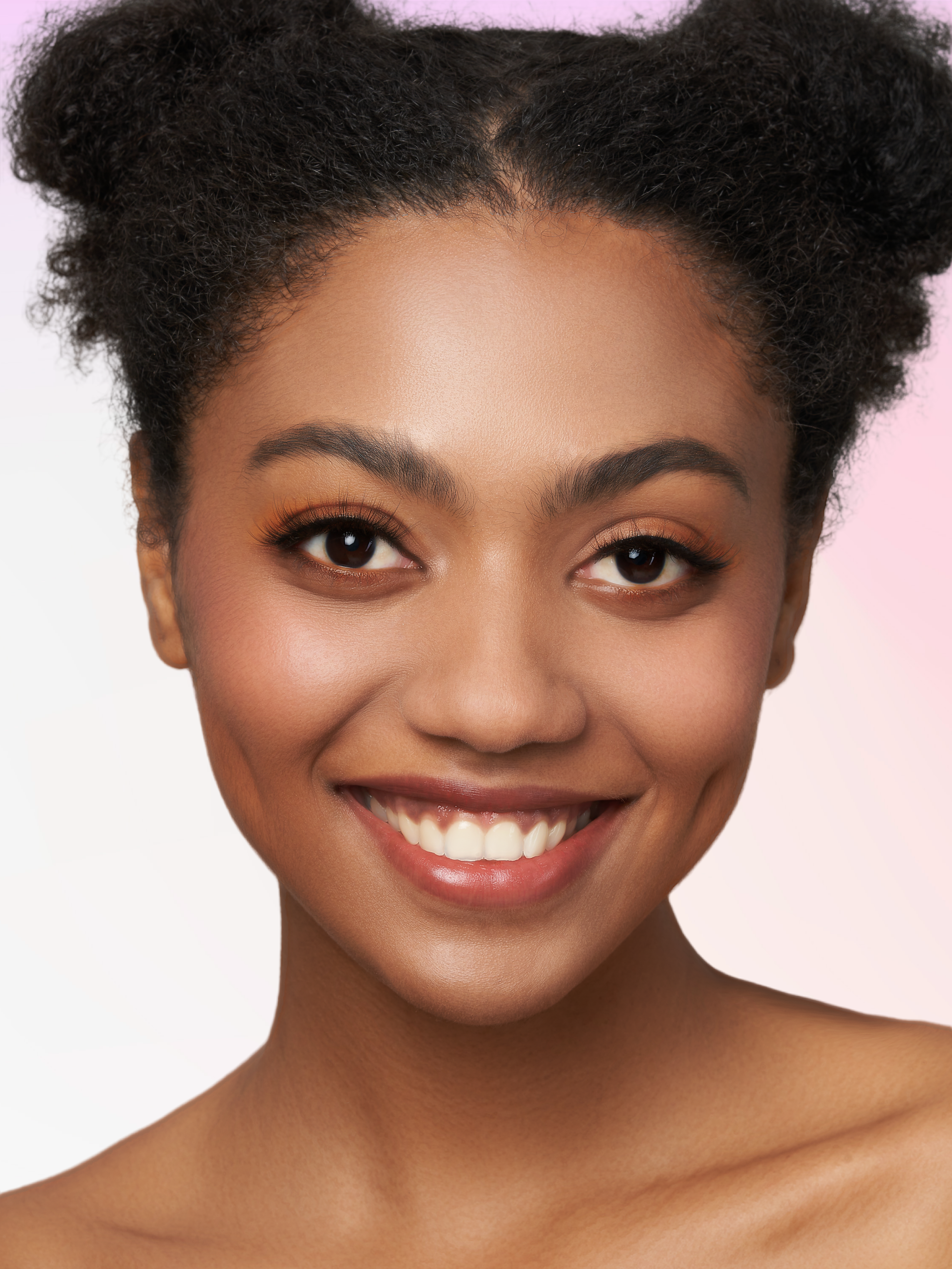 Rise & Shine the best Natural Eyelash Extension, on eyes front side